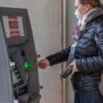 Ουρές κάνουν οι Ρώσοι στα ATM των τραπεζών για να τραβήξουν δολάρια