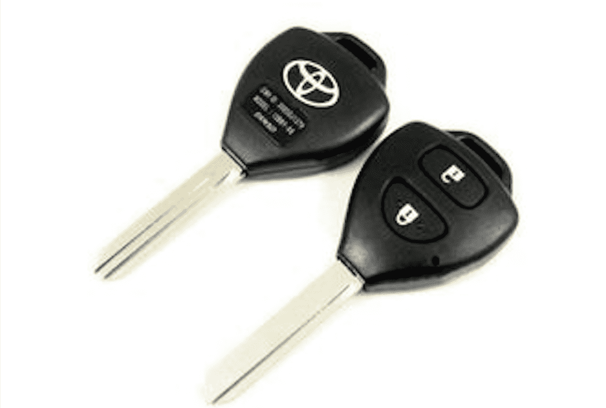 Ключ тойота рав. Ключ с чипом Тойота Королла 120. Ключ Тойота 2 кнопки. Дистанционный ключ Toyota Corolla 1995. Тойота Королла 2010 года секретка в Ключе.
