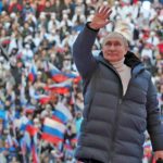 Πούτιν: Με μπουφάν αξίας 12.000 ευρώ εμφανίστηκε στη χθεσινή φιλοπολεμική φιέστα του στη Μόσχα