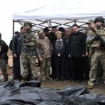 Ουκρανία: Ομαδικό τάφο στην πόλη Μπούτσα επισκέφθηκε η πρόεδρος της Κομισιόν