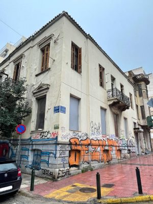 αθηνα-κτιριο-εγκαταλελειμμενο1-300x400