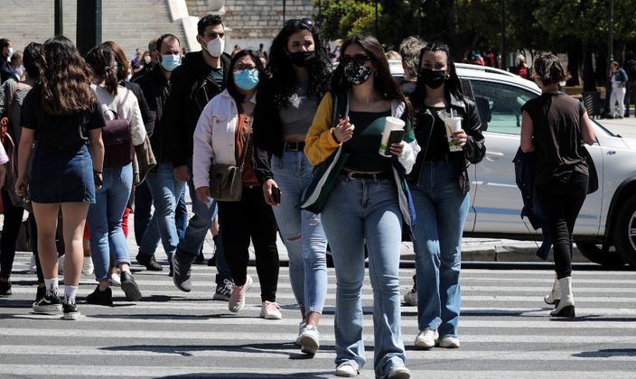 ergazomenoi-koronoios-neoi-katastimata-katanalotes-syntagma-polites-maskes-16-04-2021 (1)