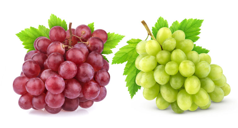 Red,And,Green,Grape,With,Leaves,Isolated,On,White,Background
