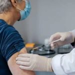 Κορονοϊός: Σύσταση σε 3 εκατ. πολίτες να κάνουν τα επικαιροποιημένα εμβόλια