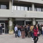 ΑΠΘ: Διαμαρτυρία φοιτητών στο κτήριο της διοίκησης για την πτώση του 19χρονου