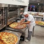 Πίτσα στην Θεσσαλονίκη ζυγίζει 7 κιλά και έχει διάμετρο 3,2 μέτρα: Αν την φάνε 4 άτομα, παίρνουν 100 ευρώ (vid)