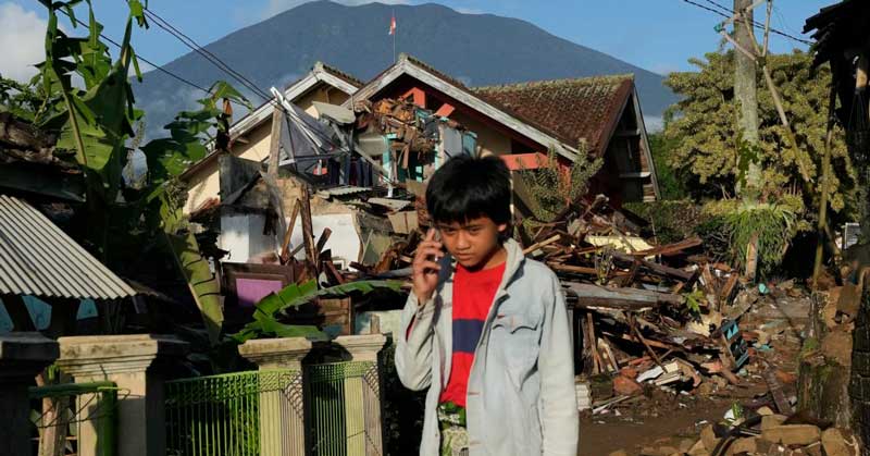 Indonesia-Earthquake-kid-phone-