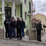 Καστοριά – Προσπαθούν να βγάλουν ιδιοκτήτες από το ξενοδοχείο τους