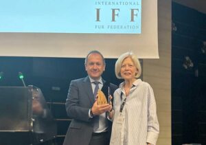 ‘Lifetime-Achievement-Award’-handed-byJohannes-Manakas-to-Dr-Barbara-Sixt-fr-om-the-German-fur-federation-for-her-outstanding-service-during-the-years.