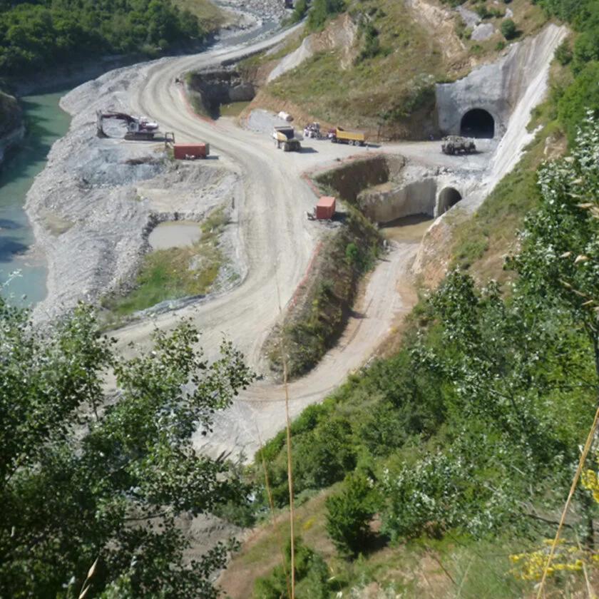 1β Γενική άποψη από κατάντη Σήραγγα εκτροπής Σήραγγα προσπέλεσης προς ΜΥΗΣ 840x840