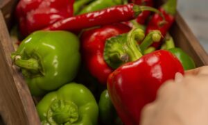 prasines kokkines piperies