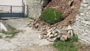 Ντροπή Δήμος Καστοριάς: Κατολίσθηση απειλεί σπίτι με παιδιά στην Κλεισούρα