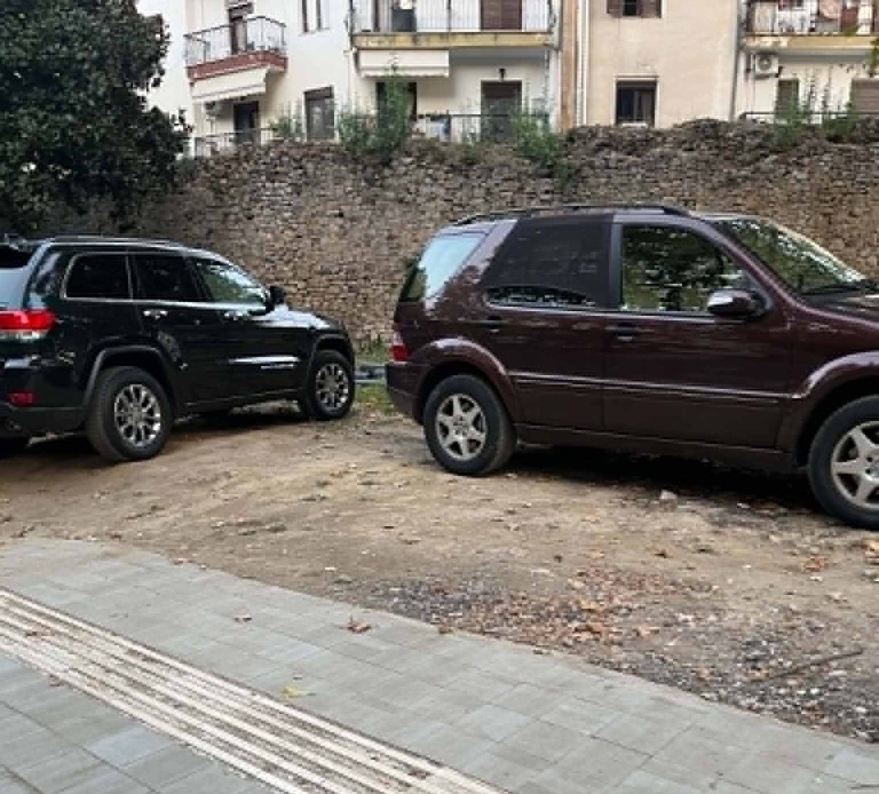 Παράνομο πάρκινγκ μπροστά στα Βυζαντινά Τείχη Καστοριάς