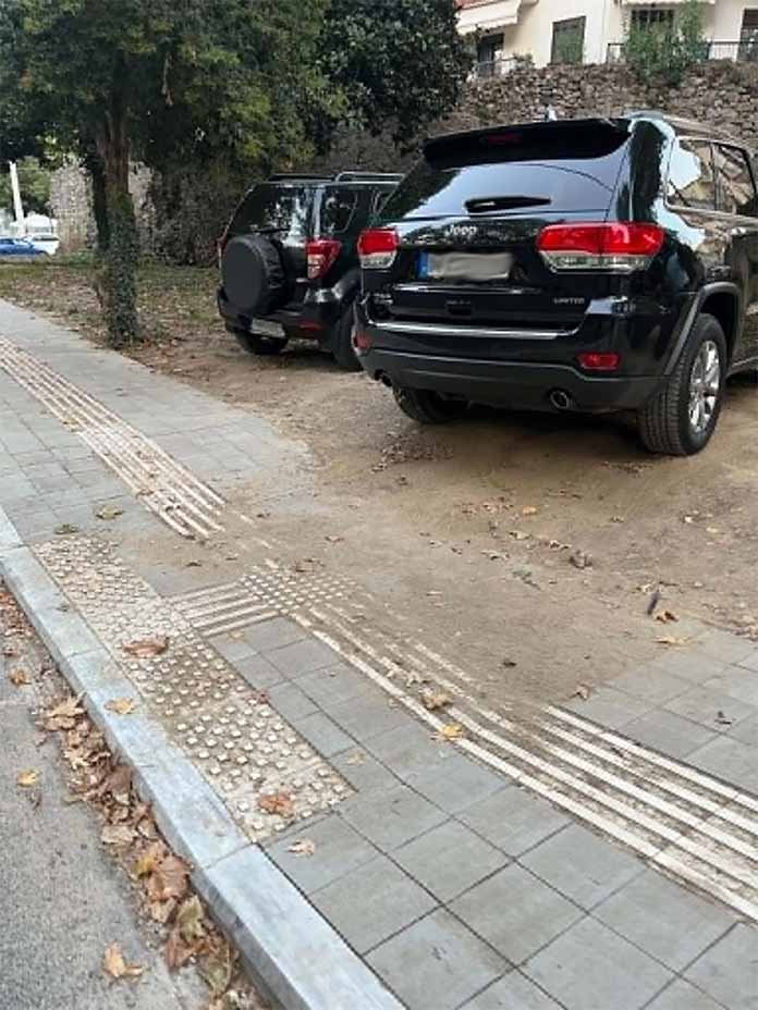 Παράνομο πάρκινγκ μπροστά στα Βυζαντινά Τείχη Καστοριάς