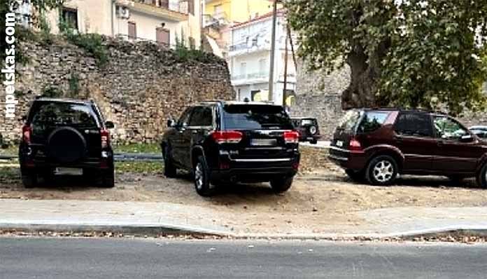 Καστοριά: Τα Βυζαντινά Τείχη μετατρέπονται σε υπαίθριο πάρκινγκ — Κανείς δεν βλέπει;