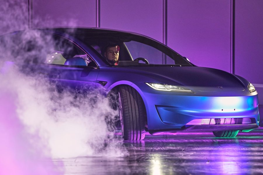 Ο Έλον Μασκ λέει ότι παρουσίασε το πρώτο «ιπτάμενο» Tesla