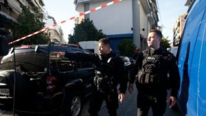 Κολωνός: Τέσσερις τραυματίες από έκρηξη κατά τη διάρκεια αστυνομικής επιχείρησης